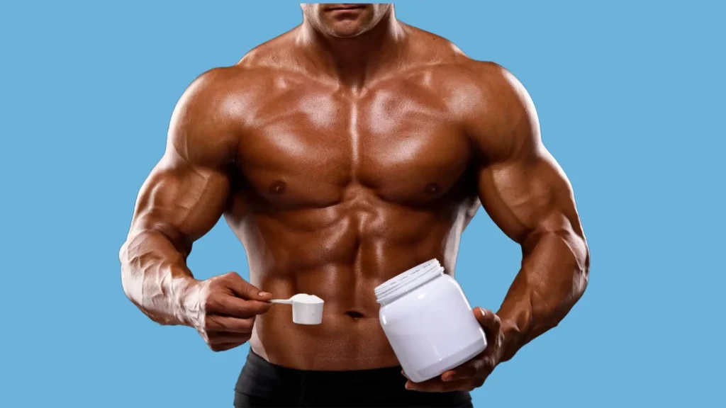Atleta segurando pote de suplemento e scoop de creatina em pó