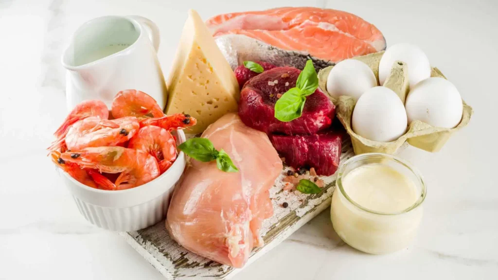 Alimentos ricos em proteína para ganhar massa muscular: frango, ovos, queijo, salmão, leite