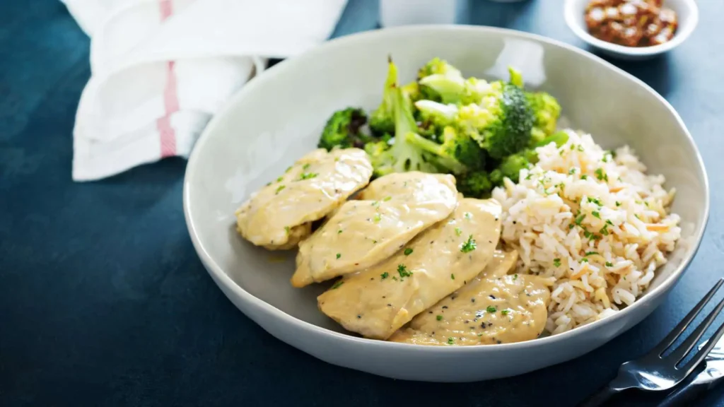 Refeição saudável e equilibrada com frango, arroz e brócolis. Os melhores alimentos para ganhar massa muscular