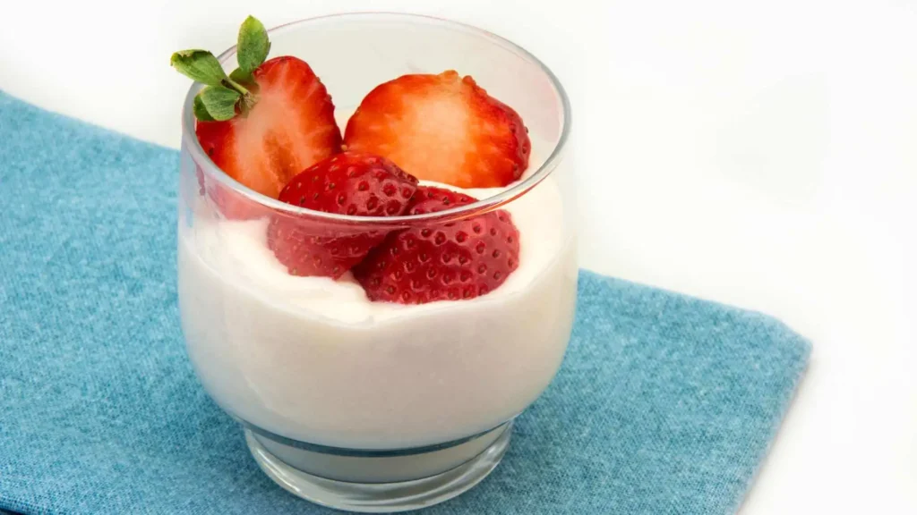 Iogurte natural com morangos vermelhos, pronto para um café da manhã ou lanche saudável